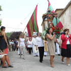 Las mujeres portan a la Virgen de las Angustias en la romería de La Garandilla.