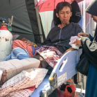 Una mujer atiende a su marido, herido en el terremoto de Lombok, en el hospital de Mataram.  /