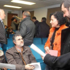 Fernando Álvarez (sentado) junto a Monserrat Santín y Luis Amigo (de pie) en un Pleno.