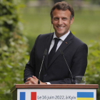 El presidente de Francia, Emmanuel Macron, sonríe a las cámaras. SERGEY DOLZHENKO
