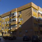Edificio en el que vivía la familia que ha resultado intoxicada.