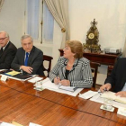 La presidenta de Chile, Michelle Bachelet (segunda por la derecha), reunida con algunos de sus ministros para abordar el incendio de Valparaíso.