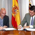 Luis Rubiales, a la izquierda, y David Aganzo durante el acto de la firma del histórico acuerdo. RFEF