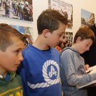 Héctor Cabezas firma a Antonio Silván un ejemplar del libro ‘Norberto en marcha’. RAMIRO