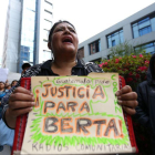 Una joven sostiene un cartel en Ciudad de Guatemala con el que exige justicia por el asesinato de la dirigente indígena hondureña Berta Cáceres hoy, jueves 3 de marzo de 2016.