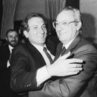 Morano abraza a Diego Polo tras la sesión de investidura de este último como alcalde de León.