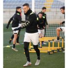 El delantero Dioni, durante un entrenamiento con la Cultural. FERNANDO OTERO