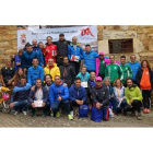 Foto de familia y podios femenino y masculino absoluto junto al alcalde de Santa Colomba de Somoza, José Miguel Nieto, tras finalizar la carrera. MÓNICA PÉREZ