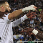 Karim Benzema y Vinicius celebran un gol durante esta temporada con el Real Madrid. JULIO MUÑOZ