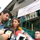 Ana María Ríos Bemposta atiende a los periodistas en su pueblo junto a su marido, Marcos Dasilva
