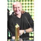 El cantante Phil Collins recibió un premio en el Midem de Cannes