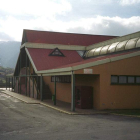 Imagen de archivo del polideportivo de Villablino, donde trabaja el condenado por abuso sexual.