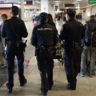 Agentes de la Policía Nacional patrullan en la terminal 1 del aeropuerto de Madrid-Barajas, la semana pasada.