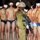 Un soldado israelí custodia a un grupo de prisioneros palestinos