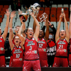 Laia Palau levanta la Copa de la Reina que el Spar Girona se apuntó frente al Valencia Basket. POLO