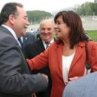 Saavedra saluda a Cristina Narbona durante la inauguración de la depuradora, hace más de un año
