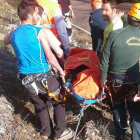 La escaladora herida es trasladada en camilla hasta una carretera secundaria donde le esperaba una ambulancia