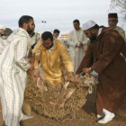 Varios musulmanes sacrificando una oveja.