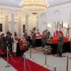 Ciudadanos dan su último adiós al presidente y a su esposa en el palacio presidencial.