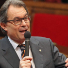 El presidente de la Generalitat durante la sesión del Parlamento catalán celebrada ayer.