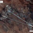 Fotografía cedida por el Departamento de Defensa de los Estados Unidos que muestra una vista aérea del aeropuerto al-Shayrat hoy,