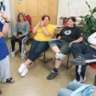 Un grupo de jóvenes que padecen obesidad durante un programa clínico de intercambio de experiencias