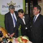 El presidente de Paradores junto a Aurora Díaz y el presidente de Cantabria, contemplando el bodegón