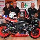 Issac García posa con su inseparable Yamaya R6R.