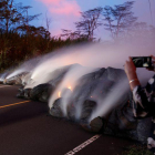 La lava del Kilauea avanza por una carretera de Pohoiki, cerca de Pahoa, en Hawái, el pasado lunes.