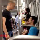El vídeo publicado en YouTube que muestra la agresión a un joven de rasgos orientales en el metro de Barcelona.