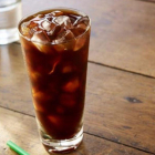 Imagen de un café helado servido por Starbucks.
