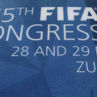 La lluvia cae sobre un cartel que anuncia el congreso que la FIFA celebra en Zurich estos días.