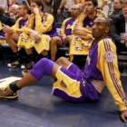 Kobe Bryant descansa durante el partido ante los Jazz de Utah, en el que se resintió de su espalda
