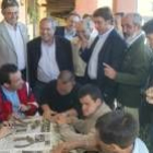 Uno de los momentos de la visita al Caserio del presidente de la Diputación, Javier García-Prieto