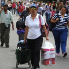 Venezolanos llevan comestibles por el puente Simón Bolívar, desde Cucuta (Colombia, de regreso a San Antonio de Tachira (Venezuela), el 17 de julio.