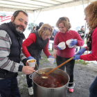 Los promotores repartieron 250 raciones de patatas con jabalí para inaugurar las mejoras. L. DE LA MATA