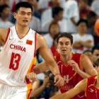 Yao Ming pide el balón con la oposición defensiva de Pau Gasol