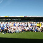 Los componentes de los dos equipos posaron juntos antes del partido.