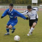 Carlos, a la izquierda, trata de irse del marcaje de un jugador salmantino