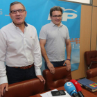 Adolfo Canedo, junto a otro edil de su grupo. L. DE LA MATA