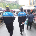 Agentes de la Policía controlan los puestos callejeros. L. DE LA MATA