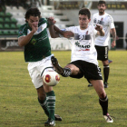 Gonzalo, a la derecha, es baja ante el Noja por sanción.