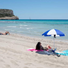 La playa de Son Bou, en la isla de Menorca, el sábado. DAVID ARQUIMBAU