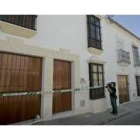 Unos cámaras graban las casa donde se produjo el crimen