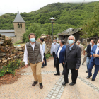 Mañueco (izquierda) durante una vista a Montes en 2020. LDM