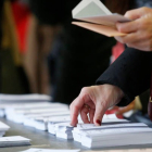 Una mujer escoge su papeleta de voto en las pasadas elecciones de 2019. FERNANDO OTERO