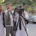 El corresponsal de guerra David Beriain, con atuendo afgano, y Roberto Lozano, rodando en Herat.