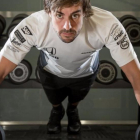 Fernando Alonso, con las pesas, en su gimnasio.