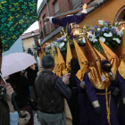 La cofradía del Santo Cristo de la Agonía, de vuelta hacia la iglesia de Santa Marina tras ser suspendida la procesión por la lluvia.