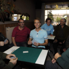 El futbolista Álvaro López juega a las cartas en el bar San Isidro de Quintana de Raneros.